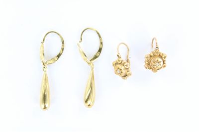 trois paires de boucles d'oreilles en or posées sur une surface blanche, sur fond blanc