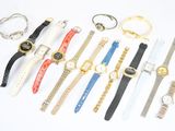 tout un tas de montres posées les unes à côté des autres sur la table