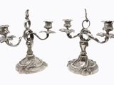 paire de candélabres anciens en métal argenté avec fleurs et feuilles