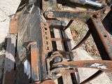 une vieille machine posée sur une palette en bois