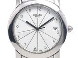 gros plan d'une montre sur fond blanc