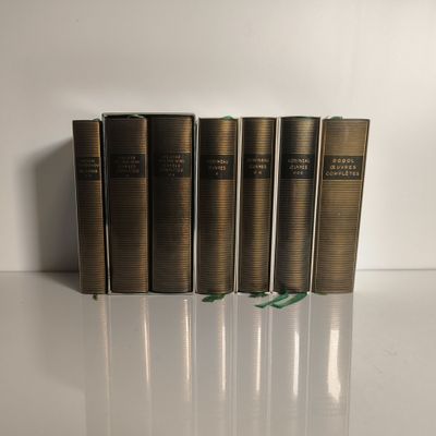 quatre livres sont alignés sur une surface blanche