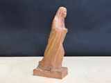 une image représentant une statue de femme portant un voile sur la tête
