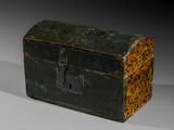 une petite boîte en bois munie d'une serrure