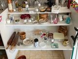 une étagère remplie de vaisselle et d'autres objets dans une cuisine