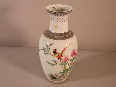 Chine, XXème siècle. Vase balustre en porcelaine à décor d'o…