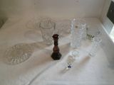 une table sur laquelle se trouvent de nombreux objets en verre