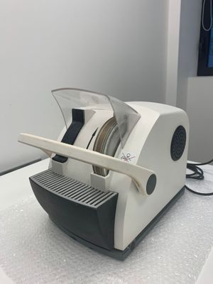 une machine posée sur une table