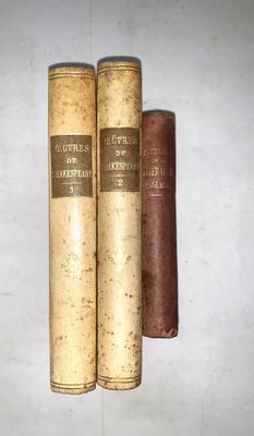 trois vieux livres posés côte à côte sur une table