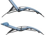 une paire de chaises longues avec des coussins bleus sur fond blanc