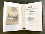 un livre ouvert sur lequel figure l'image d'un bâtiment