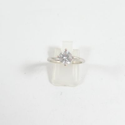 une image d'une bague en diamant sur une surface blanche