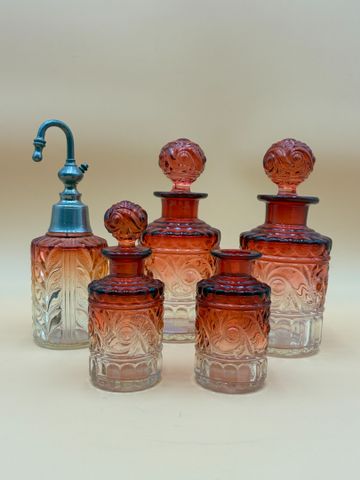BACCARAT – Nécessaire de toilette en cristal coloré. Quatre flaco