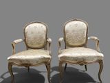 paire de fauteuils de style Louis XV avec dossiers rembourrés
