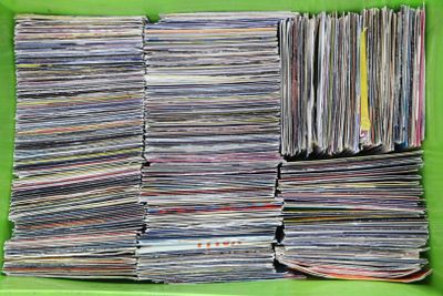 une boîte verte remplie d'une grande variété de magazines