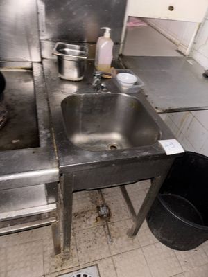 une cuisine avec un évier et une poubelle
