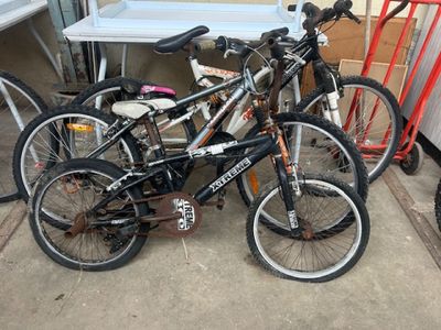 de nombreux vélos garés les uns à côté des autres sur le trottoir