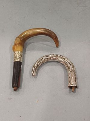 une vieille canne et un porte-canne posés sur une table
