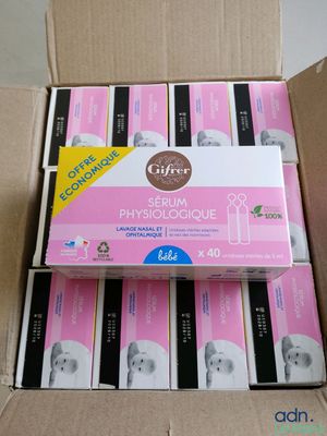 des cartons de couches pour bébés sont empilés les uns sur les autres