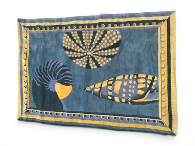 un tapis sur lequel sont représentés un poisson et un coquillage
