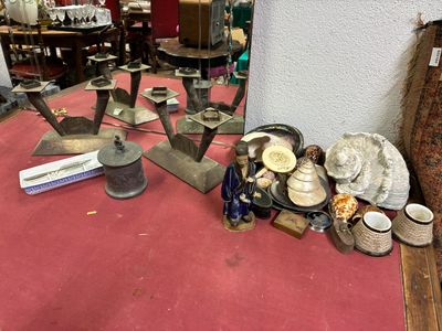 beaucoup d'objets qui se trouvent sur le sol de la pièce