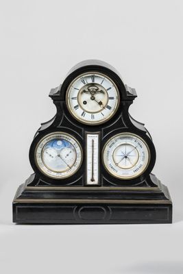 une horloge noire sur laquelle sont superposés trois cadrans différents