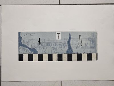 une photo d'un tableau accroché au mur d'une salle de bains