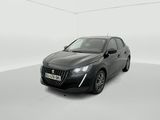 une voiture noire dans une pièce blanche sur fond blanc