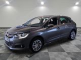 la voiture grise est garée dans le garage sur un sol en damier