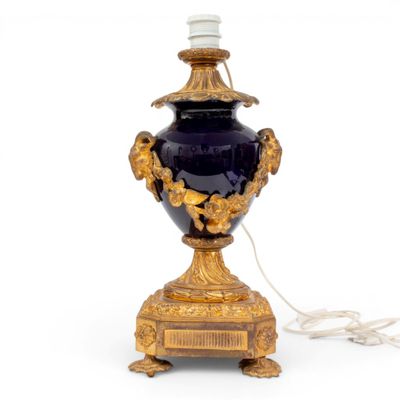 TRAVAIL DE STYLE LOUIS XVI Lampe aux têtes de béliers
