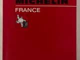 Le livre est rouge et blanc, avec des inscriptions noires.