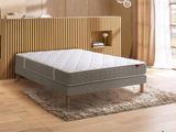 un lit avec un matelas dans une chambre