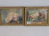 deux tableaux représentant des fleurs, encadrés d'or, accrochés à un mur blanc