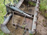 un tracteur qui est à l'arrêt dans la boue