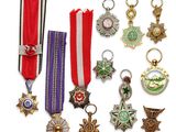 de nombreuses médailles exposées sur un fond blanc