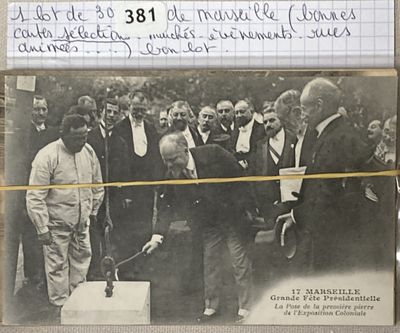 une vieille photo en noir et blanc montrant un groupe d'hommes en train de couper un ruban