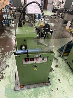 une machine posée à même le sol dans une usine