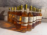 des bouteilles de vin sont alignées sur une table