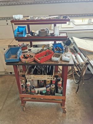 un établi avec de nombreux outils dans un garage