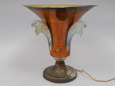 un vase posé sur une table, entouré d'une chaîne