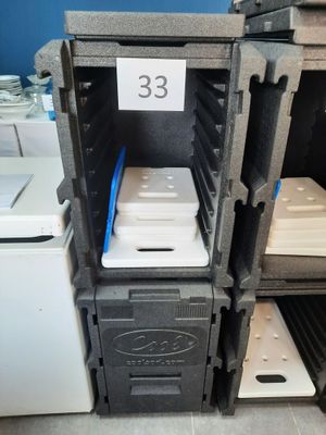 une pile de récipients en plastique empilés les uns sur les autres