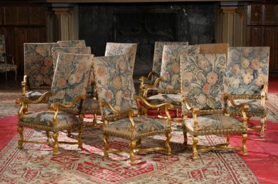 six chaises dans une pièce, avec une cheminée en arrière-plan