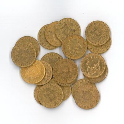 une pile de vieilles pièces de monnaie sur une surface blanche