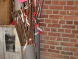 un bouquet de brindilles dans un vase posé par terre