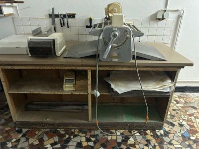 Une table de travail en contreplaqué. On y joint un support …