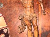 une statue de Jésus sur la croix posée sur une table