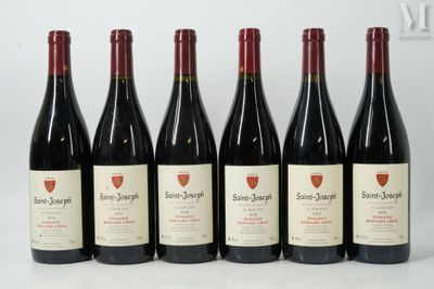 six bouteilles de vin rouge sont alignées sur une table