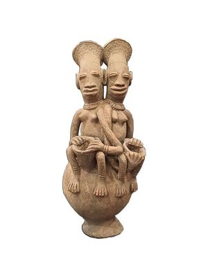 Pot Mangbetu, surmonté de deux figures féminines ass… - Photo 1