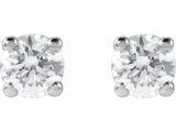 une paire de boucles d'oreilles en diamant sur fond blanc