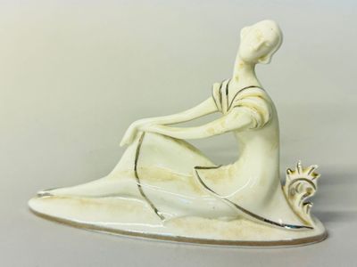 Elégante assise Sujet en porcelaine émaillée à rehauts de fi…
